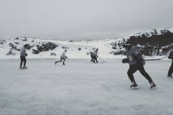 Pêcher et patiner sur les étangs gelés, une tradition perpétuée de générations en générations