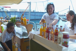 Servir un cocktail dînatoire sur un bateau militaire : défi relevé pour les élèves de l'école hôtelière