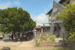 Enseignante poignardée dans le Var : la communauté éducative de La Réunion sous le choc