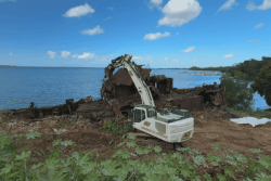 À Baie-Mahault, l’épave du Bertina disparaît après 37 ans face à la mer
