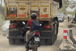 "Les voitures prennent cher", les automobilistes remontés contre les travaux sur la chaussée à Majicavo-Dubai