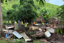 Les premières cases en tôles détruites au bord de la rivière Gouloué à Passamaïnty