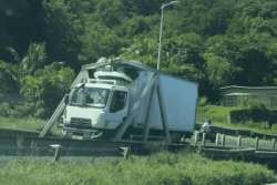 À Punaruu, un camion a vu un peu trop grand 
