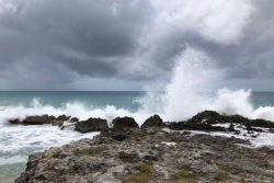 Vagues-submersion : vigilance maintenue en Guadeloupe, alerte renforcée à Saint-Martin