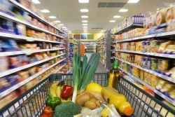 Vie chère en Martinique : Une différence limitée avec l'Hexagone, sauf dans le secteur logistique, selon l'IEDOM 