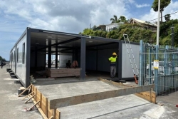 Les usagers de la barge partagés sur les modulaires de la gare maritime temporaire du quai Issoufali