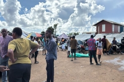 Les premières tentes démontées au camp de migrants pour libérer l'accès à la station d'épuration de Tsoundzou 2