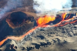 Piton de la Fournaise : "Il n'y a pas de risque que la coulée coupe la RN2 à brève échéance mais il faut se tenir prêt"