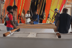 Une pirogue traditionnelle prend forme grâce à une association néo-caléonienne de transmission des savoirs auprès des jeunes