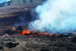 Piton de la Fournaise : "Le scénario d'une route coupée par la lave s'écarte"