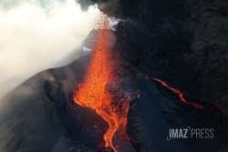 L'éruption du volcan du Piton de la Fournaise se poursuit, un ancien cône déstabilisé