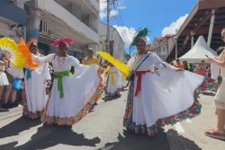 Basse-Terre : les marchandes se parent de leurs plus beaux atours pour leur traditionnel défilé