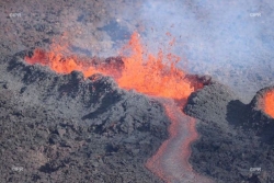 Le volcan du Piton de la Fournaise en éruption depuis cinq jours, un cône de 15 mètres en formation