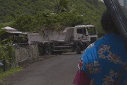 Orofero, une chaîne humaine barre l'accès aux camions à ordures pour éviter la pollution de la vallée