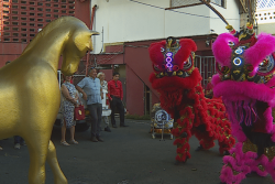 Nouvel an chinois : la traditionnelle danse du lion pour chasser le négatif et attirer chance et prospérité dans tous les établissements