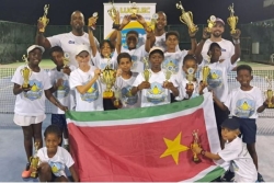 Tennis : les jeunes Guadeloupéens de retour de Sainte-Lucie les bras chargés de récompenses