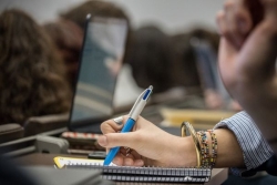 Bourses, prime d'installation, aide à la mobilité... tour d'horizon des aides pour les études supérieures. 
