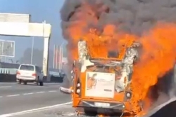 Un bus Karulis entièrement détruit par un incendie à Sainte-Anne : le conducteur et les passagers indemnes