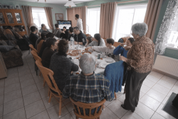 "Ils nous rendent la vie merveilleuse" : grand-mère comblée, elle chérit ses moments auprès de ses 24 enfants et petits-enfants