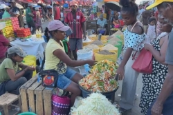 À Tamatave, la vie reprend son cours après le passage du cyclone Gezani. "C'est très dur", confient les habitants