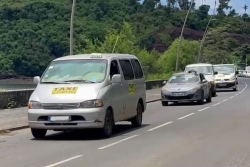 "Nous demandons l'équité", les taxis continuent de ralentir la circulation à Mamoudzou pour pouvoir accéder aux voies du Caribus