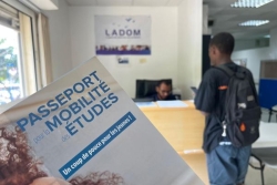 Un billet aller/retour pris en charge à 100% pour des études en France continentale... une aide de LADOM reconduite en 2026