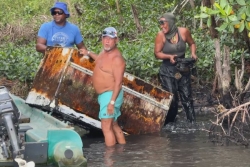 EN IMAGES. Des bénévoles constatent une grave pollution de la Rivière Salée lors d’une opération de nettoyage