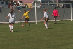 "Un plus pour le football" : tournoi mixte et premières arbitres formées, l’archipel en tête du football féminin français