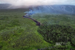 Éruption du Piton de la Fournaise : la coupure de la route par le bras de coulée est "imminente", les Réunionnais en haleine