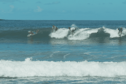Les meilleurs espoirs du surf polynésien et français s'affrontent lors d'une compétition pour clôturer le mois de stage du projet "Héritage"
