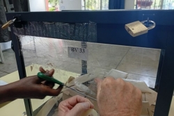 1er tour des Municipales à La Réunion : urnes rafistolées au scotch, bulletins non conformes,... Festival de la bricole et soupçons d'irrégularités dans certains bureaux de vote
