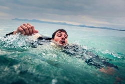 Un surfeur dérive pendant 20 h, un pêcheur le sauve « involontairement » : il voulait simplement récupérer sa planche 