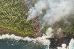 EXCLUSIF : Eruption du Piton de la Fournaise : les premières images aériennes de la coulée de lave qui rencontre l'océan.