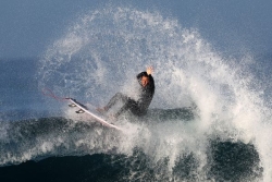 Surf : la Réunionnaise Johanne Defay obtient une "wildcard maternité" pour revenir sur le tour pro en 2027