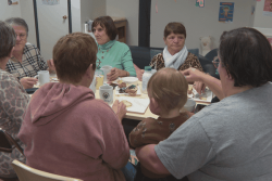 “Quand je vois les enfants, j’imagine mon arrière-petite-fille" : séniors et enfants partagent un petit-déjeuner intergénérationnel