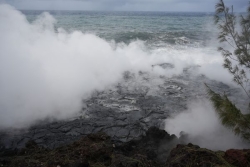 Eruption du Piton de la Fournaise : acide chlorhydrique et fragments de verre volcanique, le panache gazeux présente un risque mortel