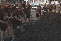 Du béton à la verdure : des collégiens de La Mennais mènent une opération de renaturation