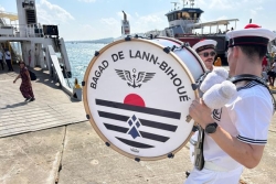 Le bagad de Lann-Bihoué fait retentir le son de la cornemuse à Mamoudzou et Dzaoudzi