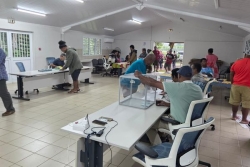 EN IMAGES. Les Calédoniens prêts avant l'ouverture des bureaux de vote pour le second tour des élections municipales 2026