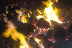 À Bora Bora, un ahimā'a met le feu à sa maison