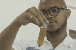 À l'université de Coconi, Yazid Souf développe les spécificités de la vanille mahoraise