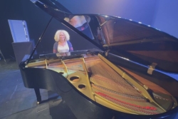 La pianiste virtuose Caroline Sageman, entre concert et théâtre, à la Cité des Arts