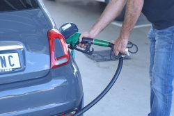 Les Calédoniens remplissent les stations-service avant une première hausse des prix à la pompe