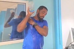 Pour protester contre le manque d'eau dans son village, un Mahorais prend sa douche dans les locaux de la SMAE