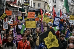À Paris, des organisations manifestent contre les pesticides et réclament "justice et réparation", notamment pour les victimes du chlordécone en Outre-mer