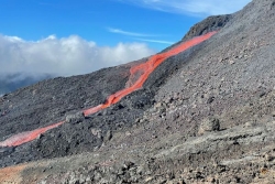 Piton de la Fournaise : l'activité éruptive s'intensifie, une nouvelle fissure éruptive observée ce matin