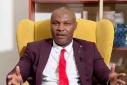 "En six ans, mon équipe et moi, on s'engage à livrer un stade digne d'une commune française." assure Daniel Rama le maire de Bandrélé