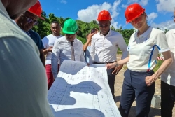 "Ce problème du déficit d'équipements à Mayotte est réellement une difficulté par rapport à l'enjeu de la pratique sportive" déclare la présidente du Comité National Olympique et Sportif Français, Amélie Oudéa-Castéra