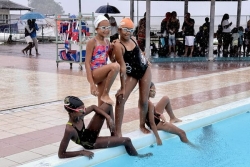 Natation synchronisée : un stage intensif révèle les progrès des enfants en dix jours à Saint-Laurent