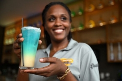 Curaçao : derrière la liqueur bleue, un fruit unique et un savoir-faire local